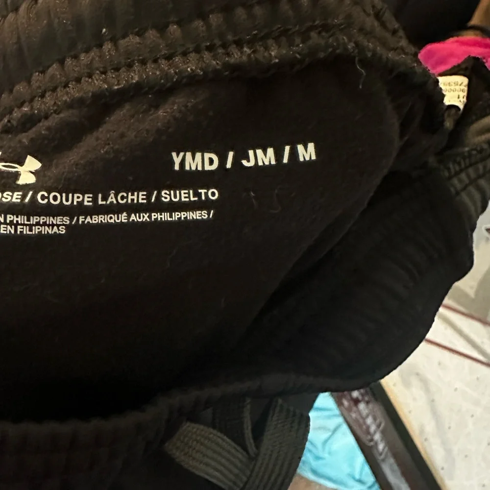Under Armour Pants. Youth. Size Medium. Light Weight. - Picture 3 of 4